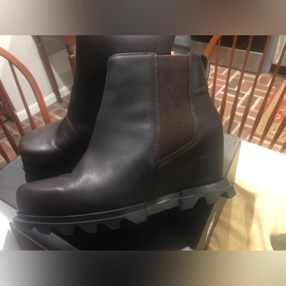 Sorel Joan of Arctic Wedge lll Chelsea wedges! Size 8.5! Never worn.